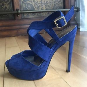 Velvet royal blue pumps